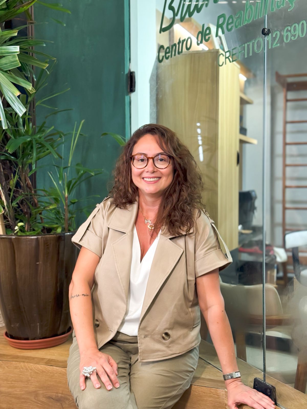 foto da Dra Bruna Bacchini na frente do seu estúdio de fisioterapia