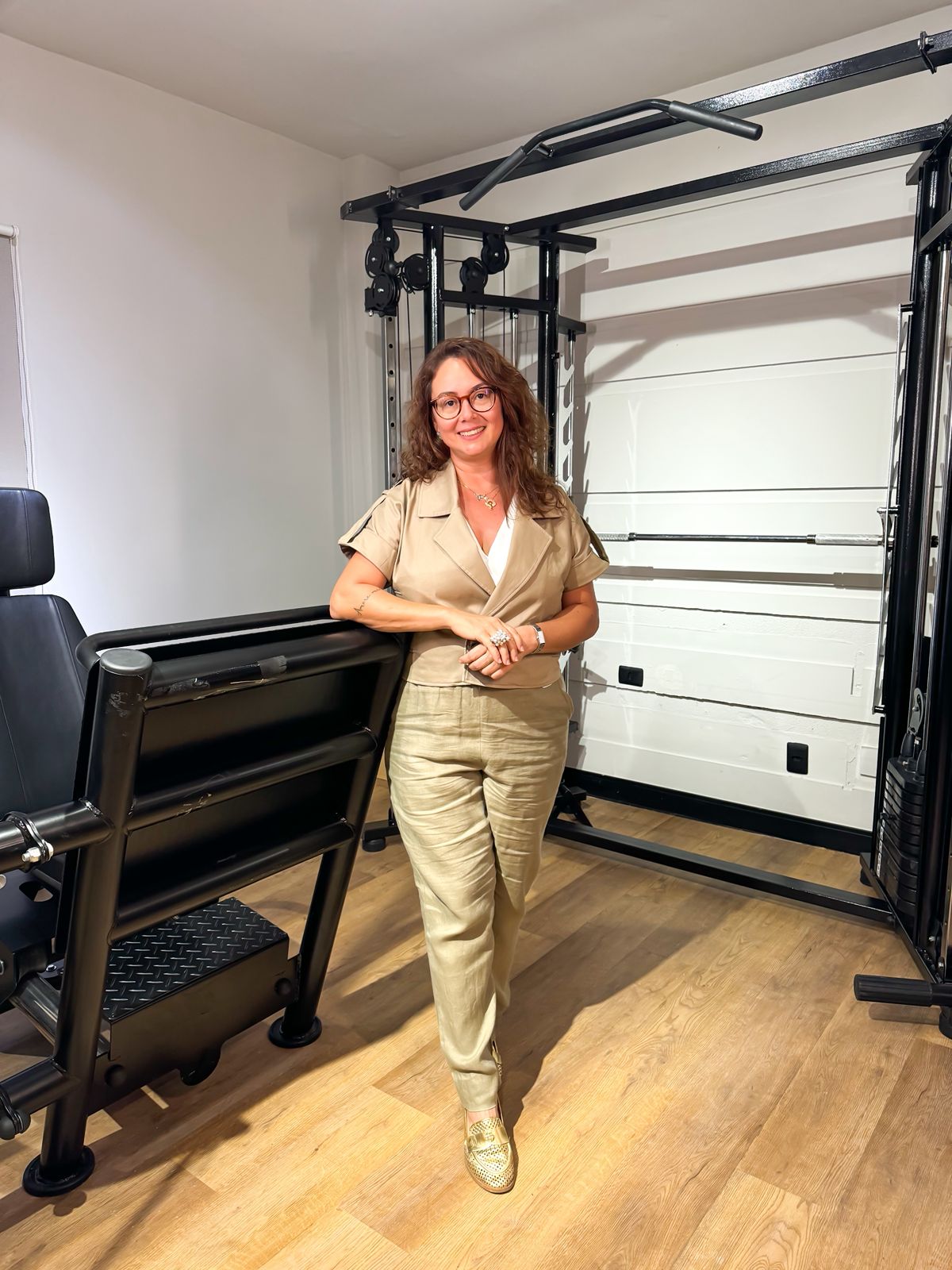 imagem da Dra Bruna Bacchini em pé em seu estúdio de fisioterapia